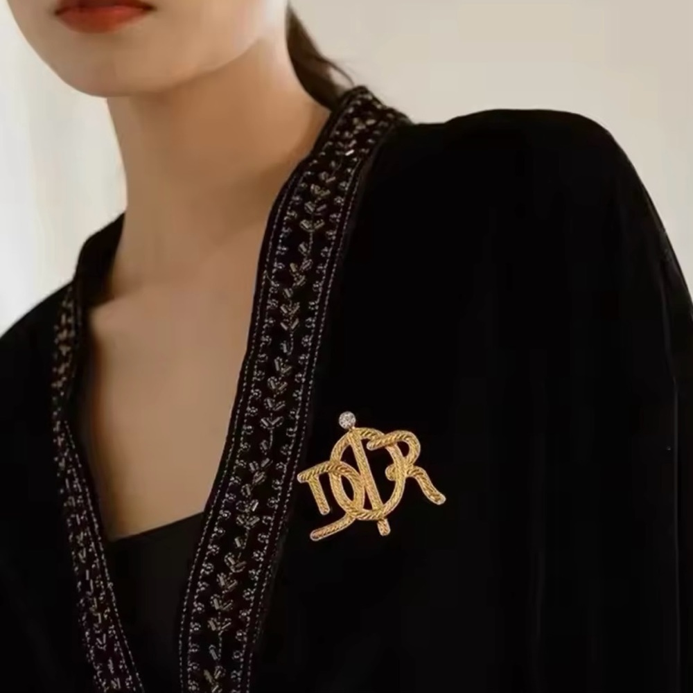 Elegant Brooch with Rhinestone Accent.